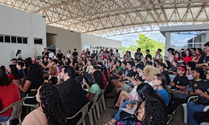 Jones Manoel defende aplicativo público, questiona a escala 6x1 e critica juros altos dos bancos em evento na UFAL