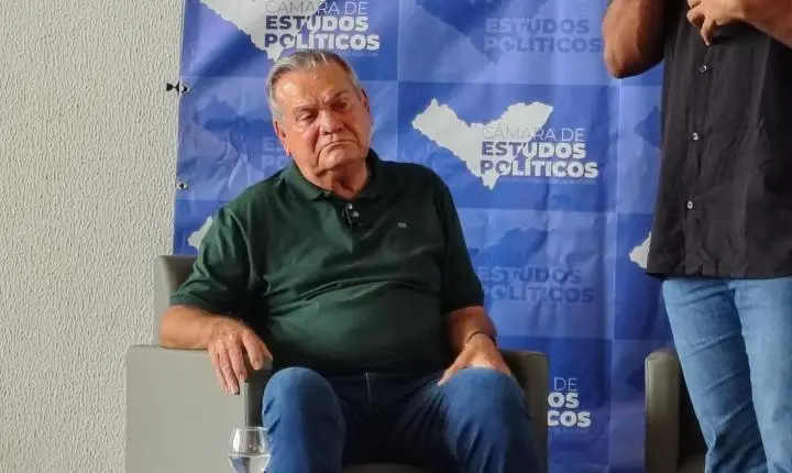 Jones Manoel defende aplicativo público, questiona a escala 6x1 e critica juros altos dos bancos em evento na UFAL