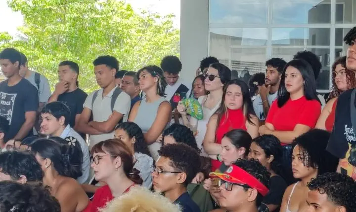 Jones Manoel defende aplicativo público, questiona a escala 6x1 e critica juros altos dos bancos em evento na UFAL