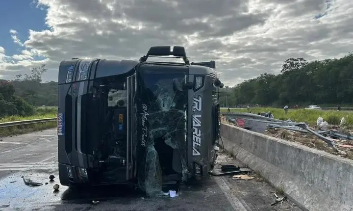 Motorista perde a vida após caminhão de cocos tombar na BR-101, em Pilar