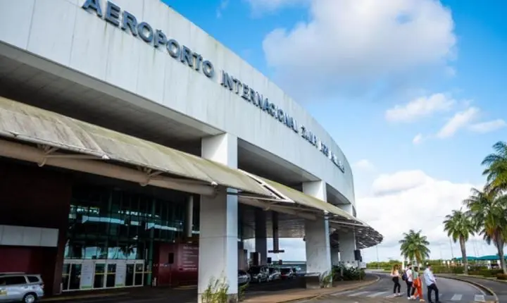 Mulher é detida em Maceió após tentar viajar como falsa comissária e pagar passagem por menos de R$ 22.