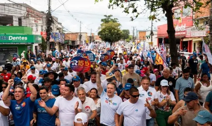 Multidão acompanhou caminhada de Renan Filho no Benedito Bentes, em Maceió, neste domingo (6)