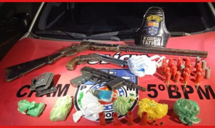 PM desarticula grupo criminoso e apreende armas e drogas durante operação no Benedito Bentes