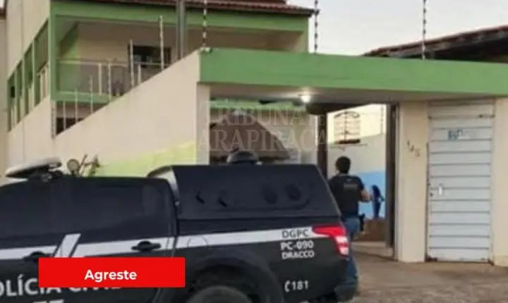 Polícia faz operação em Coité do Nóia e apreende materiais na casa do pai de “Vitinho”, suspeito de estupro