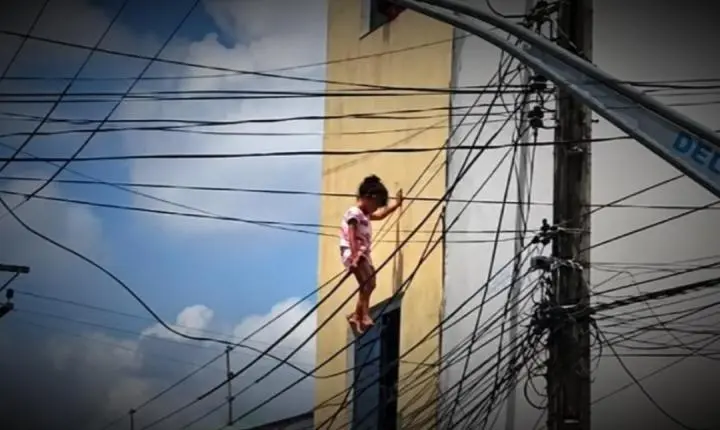 Policial militar resgata menina que ficou presa à rede elétrica após cair de imóvel em Delmiro Gouveia