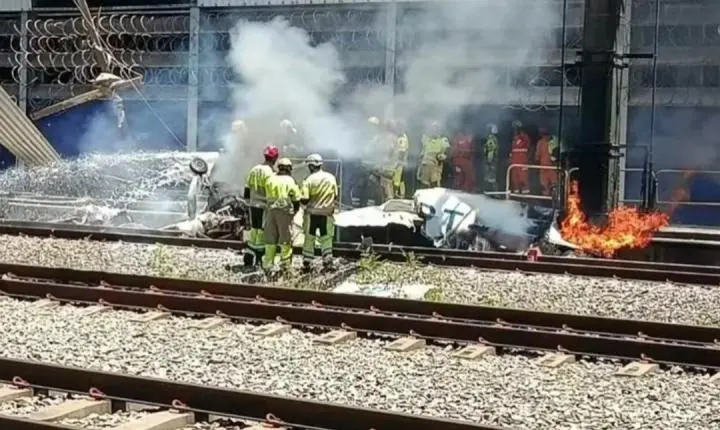 Queda de avião em Belo Horizonte deixa piloto morto e provoca incêndio sobre trilhos de trem