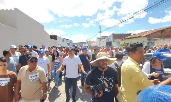 Renan Filho, Renan Calheiros e Paulo Dantas comandam adesivaço e caminhada em Arapiraca 