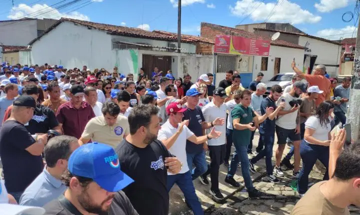 Renan Filho, Renan Calheiros e Paulo Dantas comandam adesivaço e caminhada em Arapiraca 