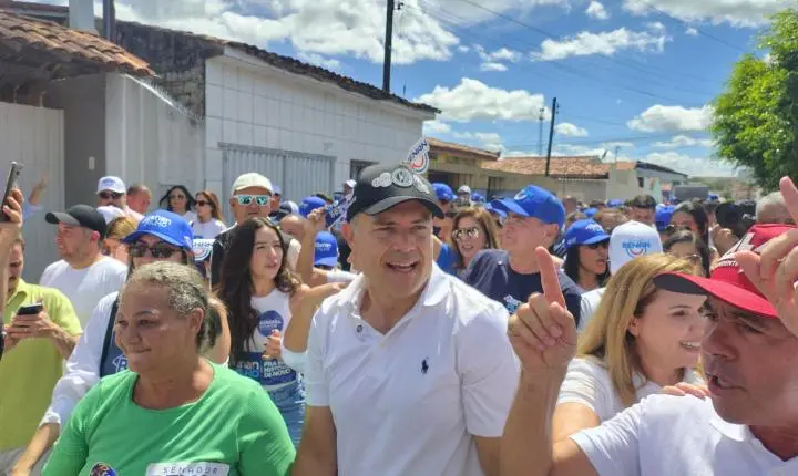 Renan Filho, Renan Calheiros e Paulo Dantas comandam adesivaço e caminhada em Arapiraca 