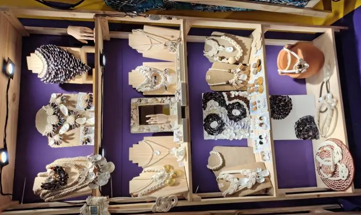 SHIÁ leva biojoias autorais da Barra de São Miguel à ARTNOR, em Maceió, no Jaraguá