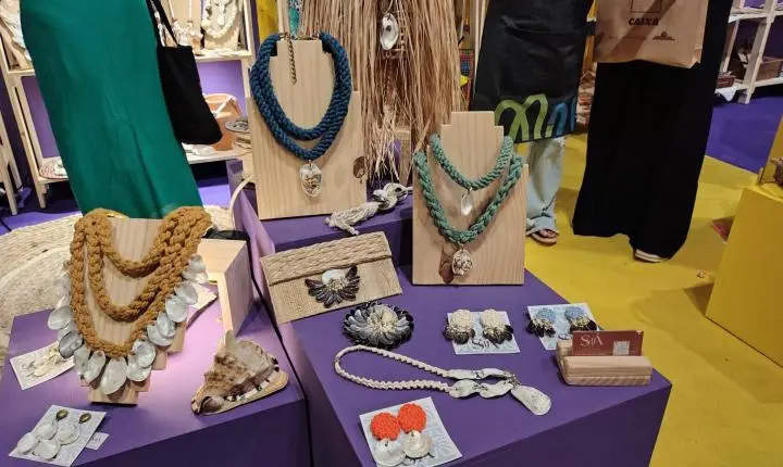 SHIÁ leva biojoias autorais da Barra de São Miguel à ARTNOR, em Maceió, no Jaraguá