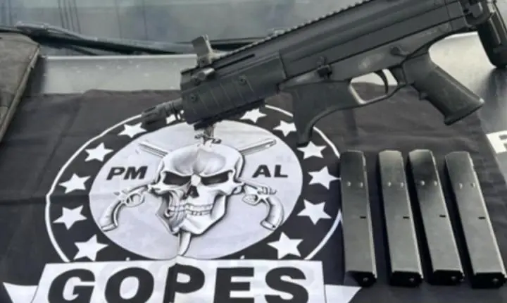 Submetralhadora é apreendida em residência e mulher é detida em Arapiraca