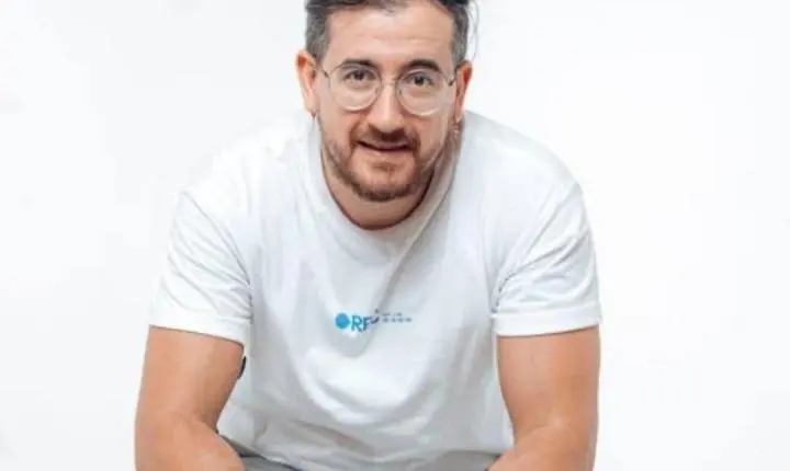 Transformando frustrações e dilemas em risadas, Afonso Padilha volta a Maceió com seu novo show
