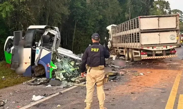 Tragédia no Paraná: colisão entre carreta e micro-ônibus deixa 23 mortos