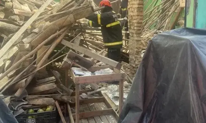 Teto desaba em estabelecimento e assusta clientes em Arapiraca