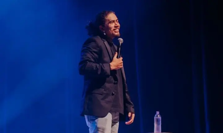 Whindersson Nunes leva turnê “Isso Definitivamente Não É Um Culto” para Arapiraca com apresentação única.